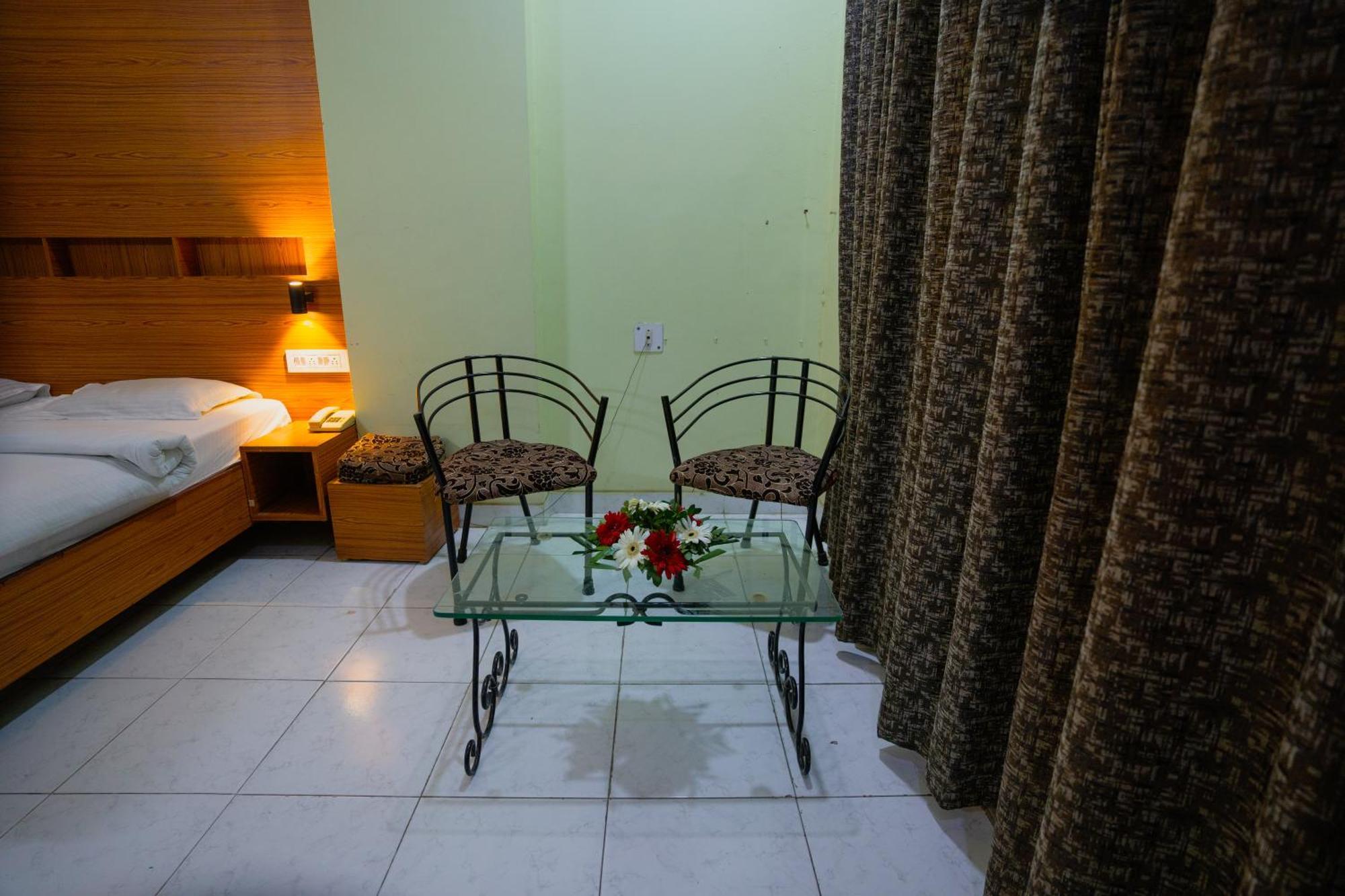 Hotel Girdhar Mahal 印多尔 外观 照片