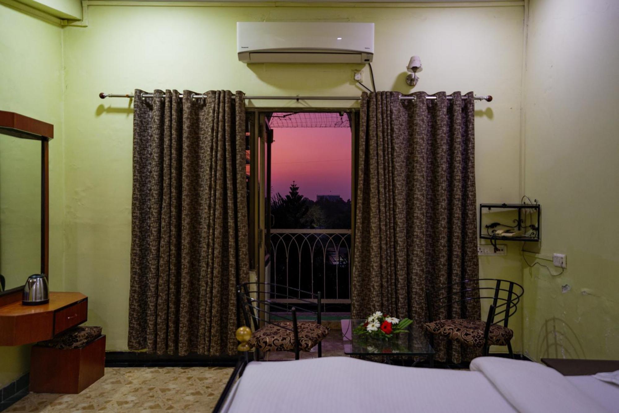 Hotel Girdhar Mahal 印多尔 外观 照片