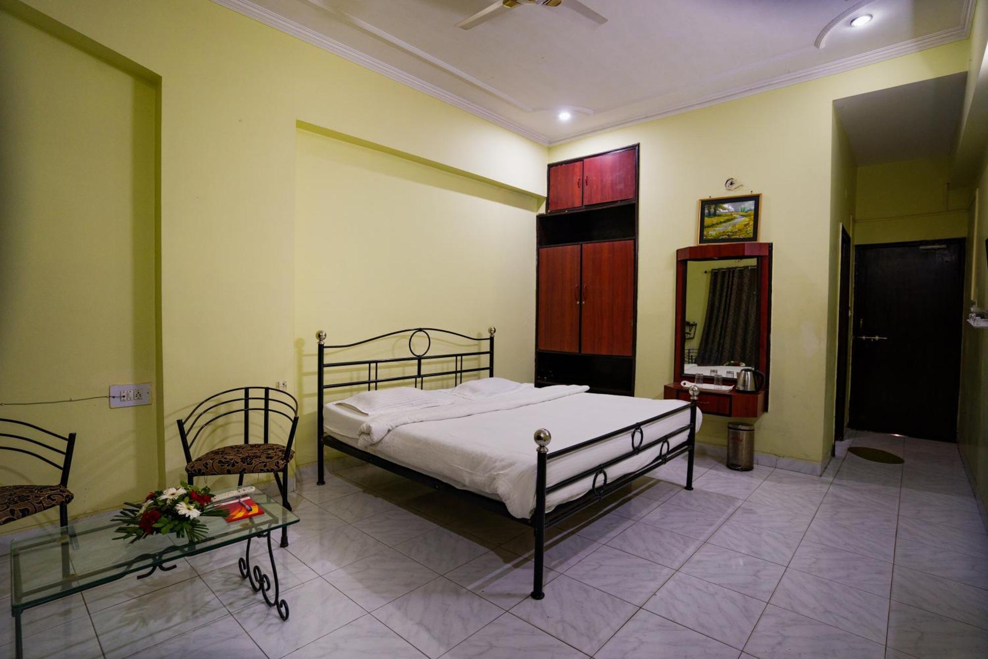Hotel Girdhar Mahal 印多尔 外观 照片